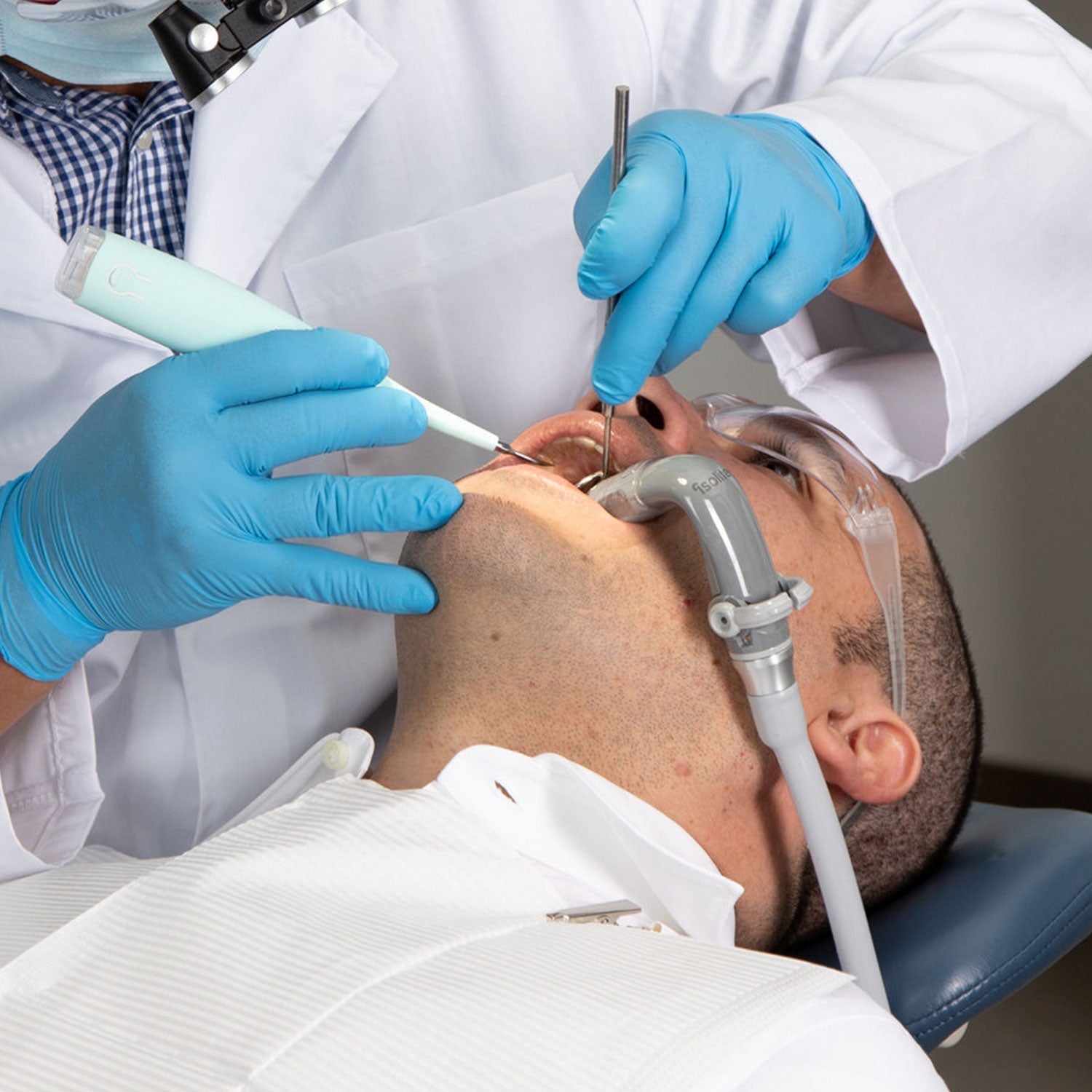 Zyris Isolite Core System with Posterior mouthpiece, male patient during hygiene.
